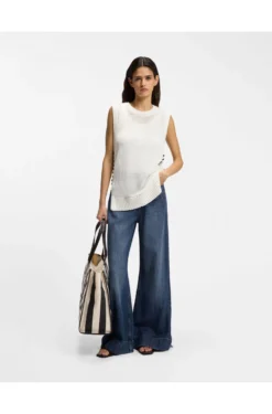 Ausgestellte Jeans aus blauem Denim