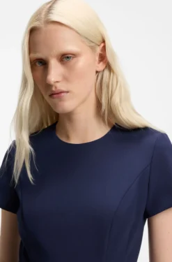 Ausgestelltes Kleid mit Ketten-Details