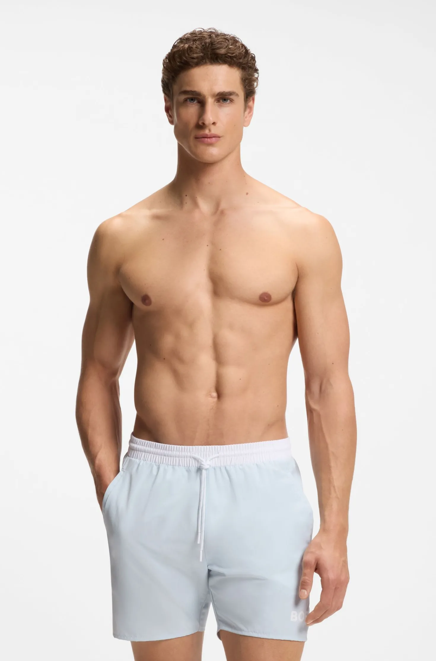 Badeshorts mit kontrastfarbenem Logo und Paspelierung