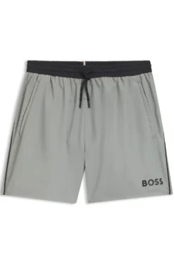 Badeshorts mit kontrastfarbenem Logo und Paspelierung