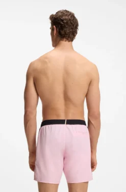 Badeshorts mit kontrastfarbenem Logo und Paspelierung