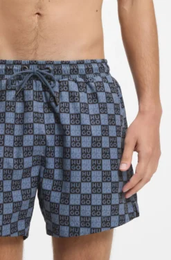 Badeshorts mit Schachbrett-Logos