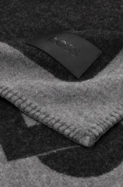 Überwurf aus Woll-Mix mit Double-B-Monogramm