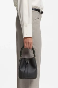 Beuteltasche aus Leder mit Logo-Schriftzug