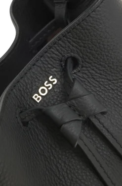 Beuteltasche aus Leder mit Logo-Schriftzug