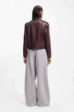 Bikerjacke aus genarbtem Leder mit Reißverschlüssen und Nieten