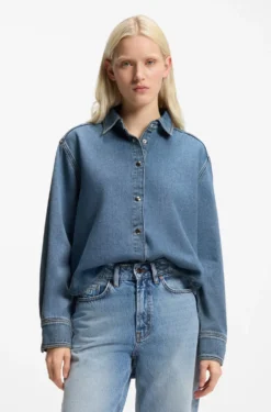 Blaues Hemd aus festem Denim