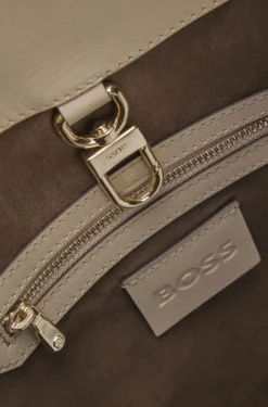 BOSS Revers Bucket Bag aus bedrucktem Veloursleder mit Gürteldetail