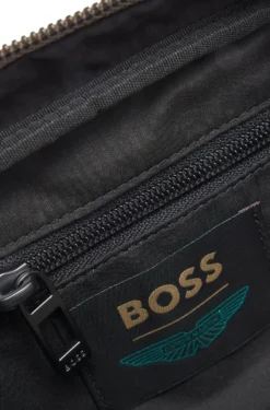 BOSS x ASTON MARTIN Umhängetasche aus Strick mit Velourslederbesatz