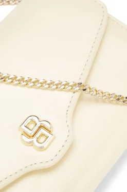Clutch aus Leder mit Metall-Logo im Double-B-Monogramm