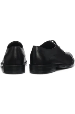 Derbys aus genarbtem Leder mit Zehenkappe