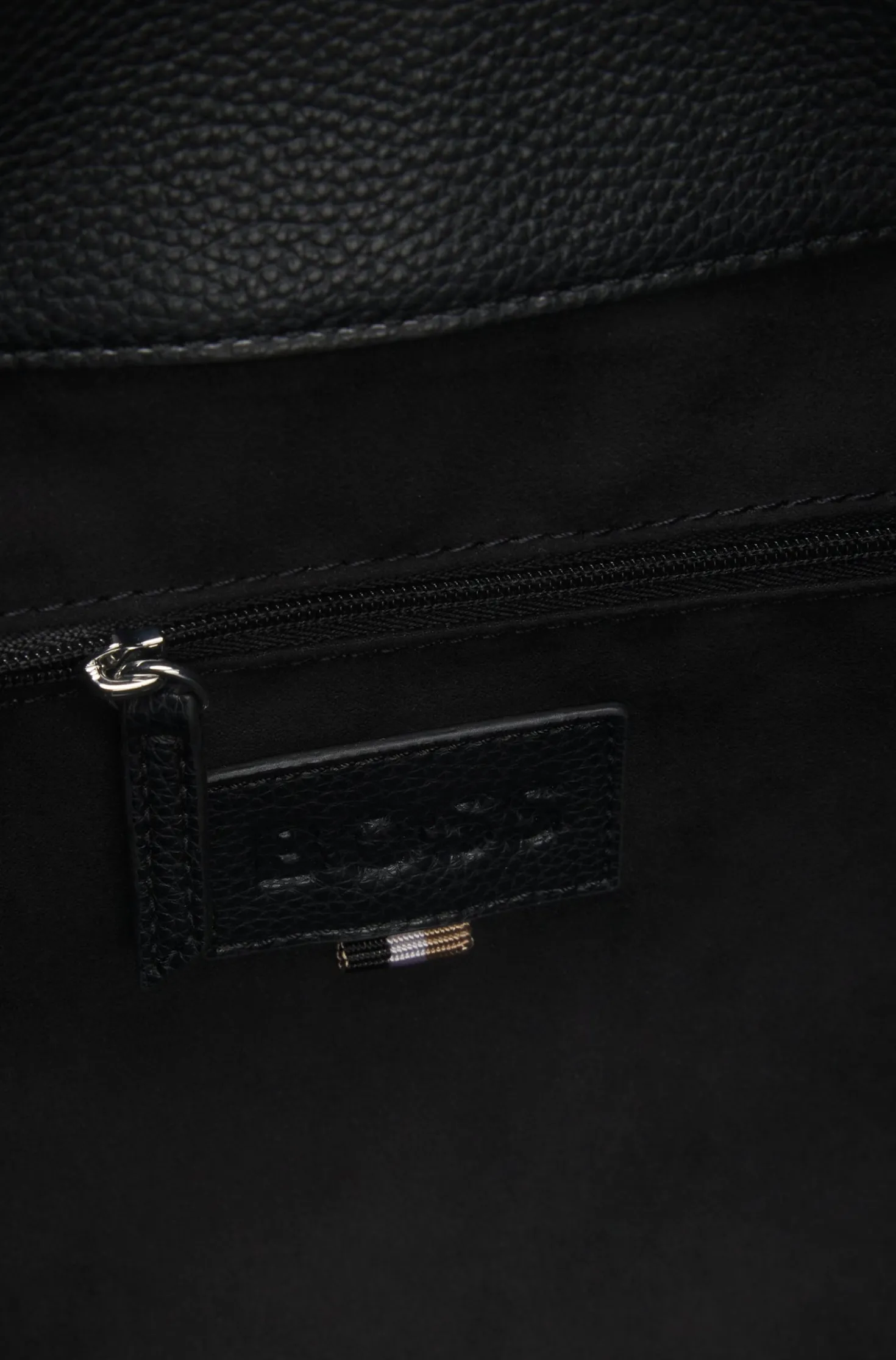 Genarbte Hobo Bag mit Double-B-Monogramm