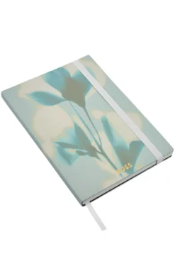 Grünes DIN-A5-Notizbuch mit Blumen-Print und Folien-Logo