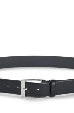 Gürtel aus genarbtem Leder mit Metalldetails in Silber-Optik