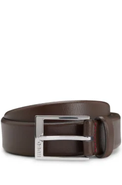 Gürtel aus genarbtem Leder mit Metalldetails in Silber-Optik