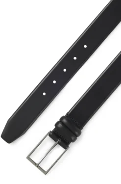 Gürtel aus pflanzlich gegerbtem Leder mit Metall-Details