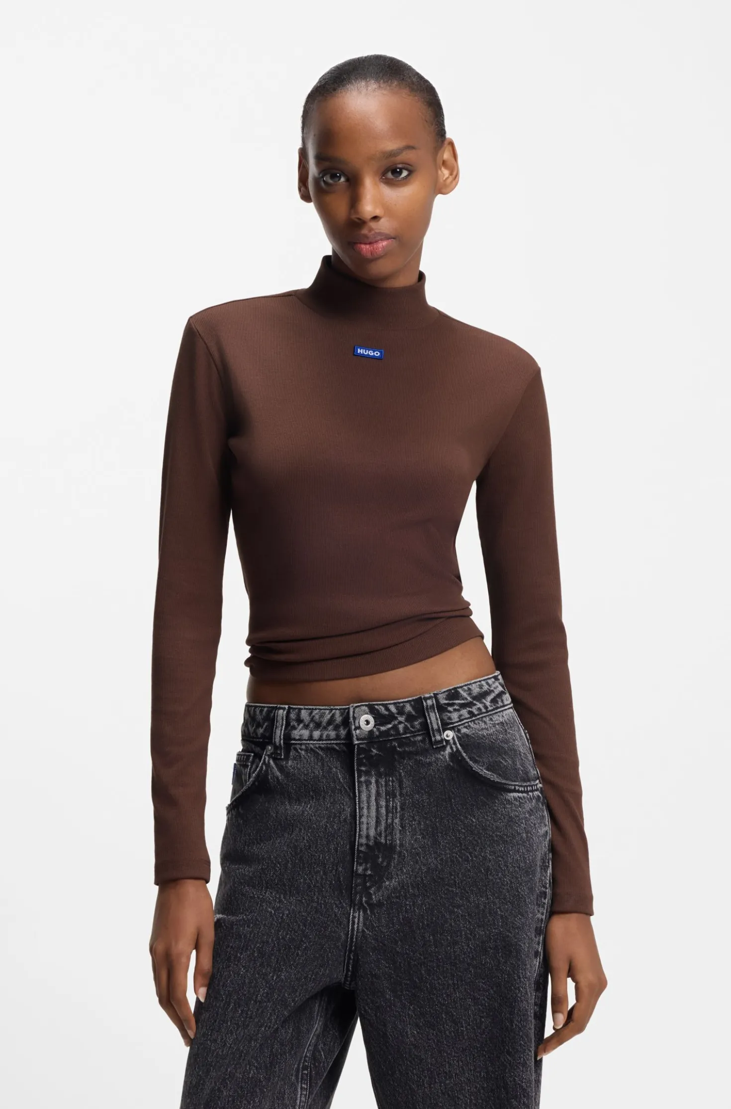 Hochgeschlossenes Top aus Stretch-Baumwolle mit Logo-Badge