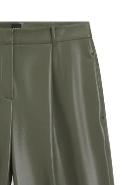 Hose aus Kunstleder mit weitem Beinverlauf