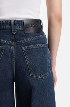 Jeans aus blauem Denim mit weitem Beinverlauf und Bundfalten auf der Vorderseite