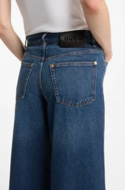 Jeans aus festem blauem Denim mit weitem Beinverlauf