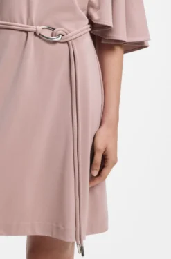 Jersey-Kleid mit Gürtel und Cape-Optik