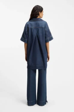 Kleid aus blauem Denim mit Johnny-Kragen