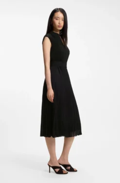 Kleid aus Plissee-Krepp mit eingekerbtem Ausschnitt