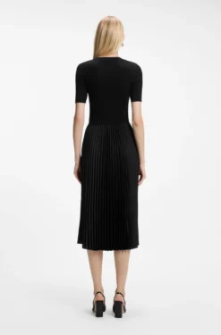 Kleid aus verschiedenen Materialien mit Faltenrock
