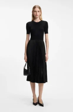 Kleid aus verschiedenen Materialien mit Faltenrock