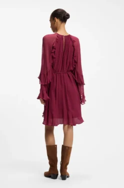 Kleid mit Gürtel und Trichterärmeln