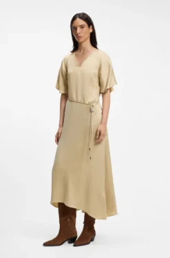 Kleid mit V-Ausschnitt und schmalem Gürtel mit Schließe