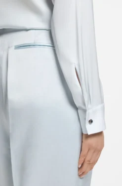 Kragenlose Regular-Fit Bluse aus Stretch-Seide