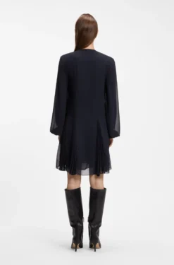 Kurzes Kleid mit Plissee-Einsätzen