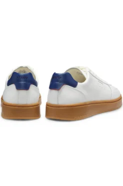Ledersneakers mit goldfarbenem Logo