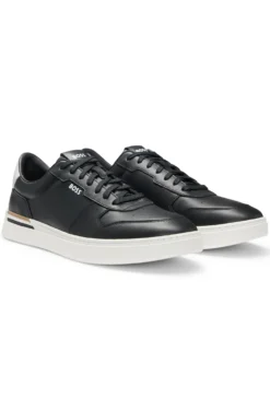 Ledersneakers mit kontrastfarbenen Logos