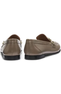 Loafer aus Leder mit Ketten- und Logo-Detail