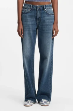 Loose-Fit Jeans aus blauem Denim mit ausgefransten Säumen