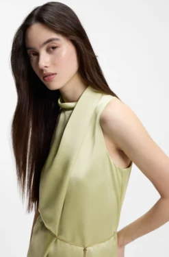 Maxikleid aus Satin mit abnehmbarem Kettengürtel