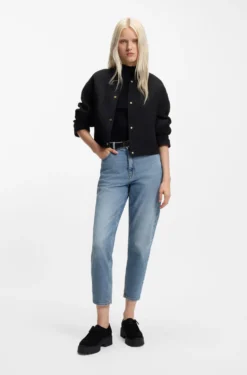 Mom-Fit Jeans aus blauem Stretch-Denim mit Prägung an der Tasche