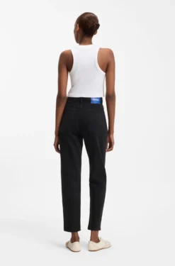Mom-Jeans aus schwarzem Stretch-Denim