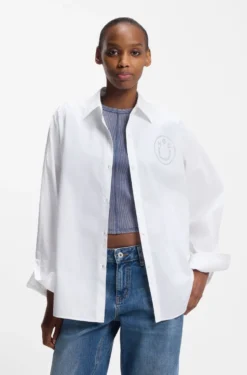 Oversized Bluse mit Happy HUGO Logo aus Strasssteinen