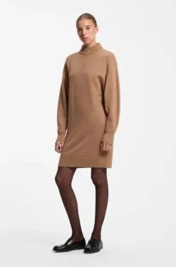 Oversized-Fit Strickkleid mit Stehkragen