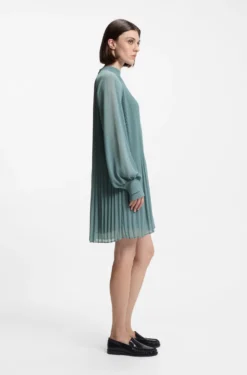Plissee-Kleid mit transparenten Ärmeln