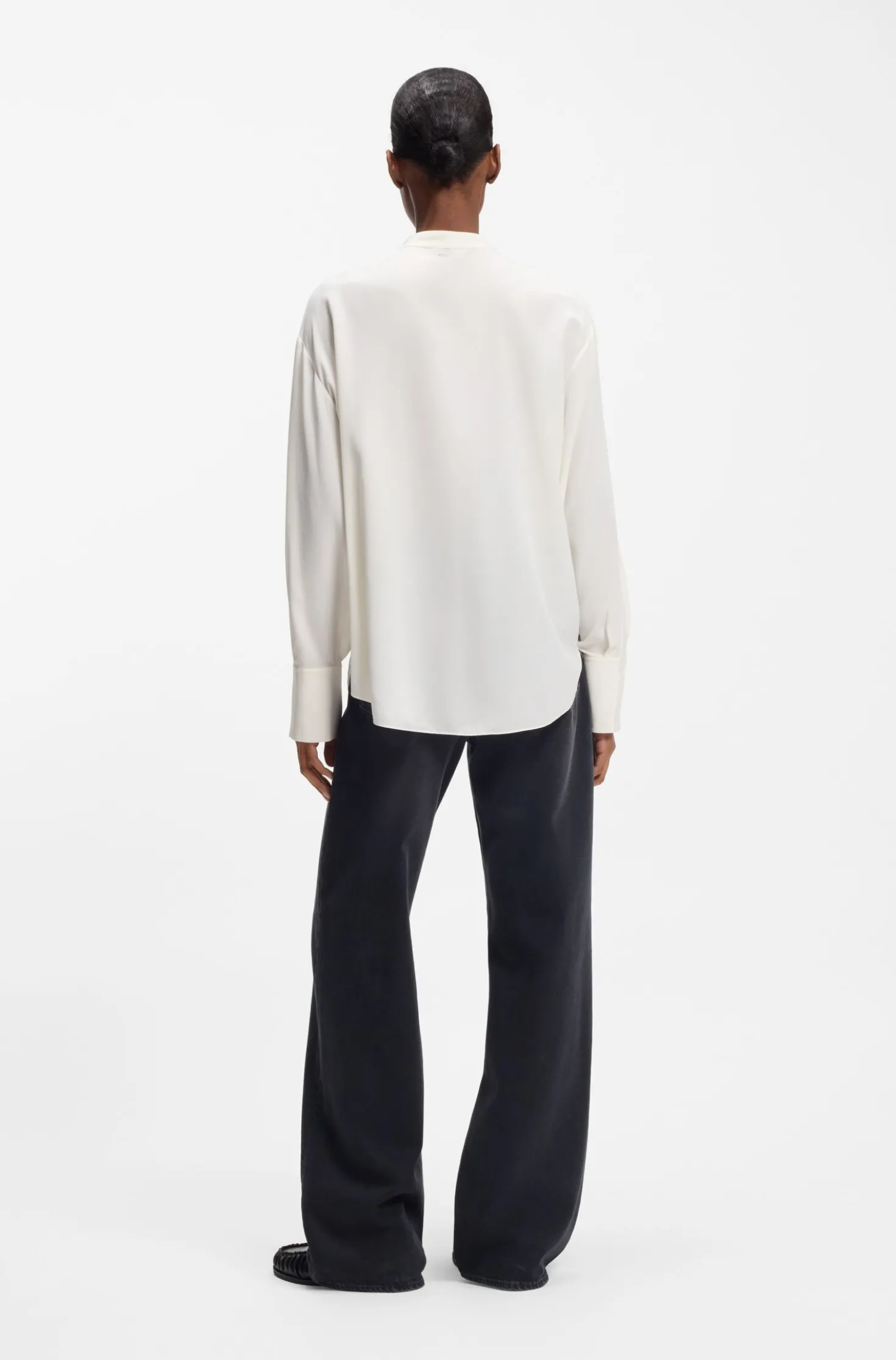 Regular-Fit Bluse aus sandgewaschener Seide mit verstellbaren Manschetten