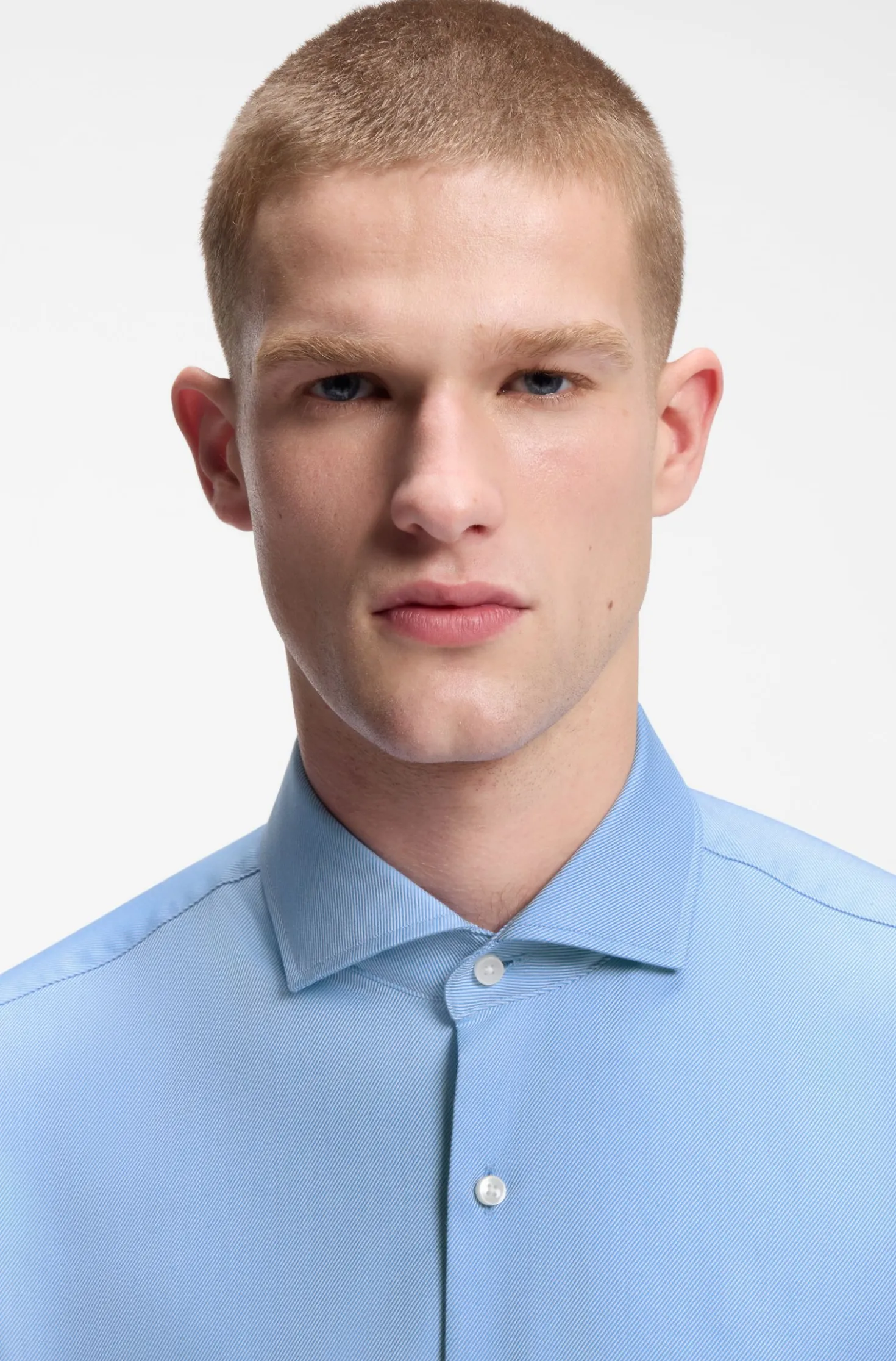 Regular-Fit Hemd aus elastischem Baumwoll-Twill mit bügelleichtem Finish