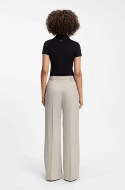 Regular-Fit Hose aus Stretch-Gewebe mit weitem Beinverlauf