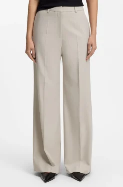 Regular-Fit Hose aus Stretch-Gewebe mit weitem Beinverlauf