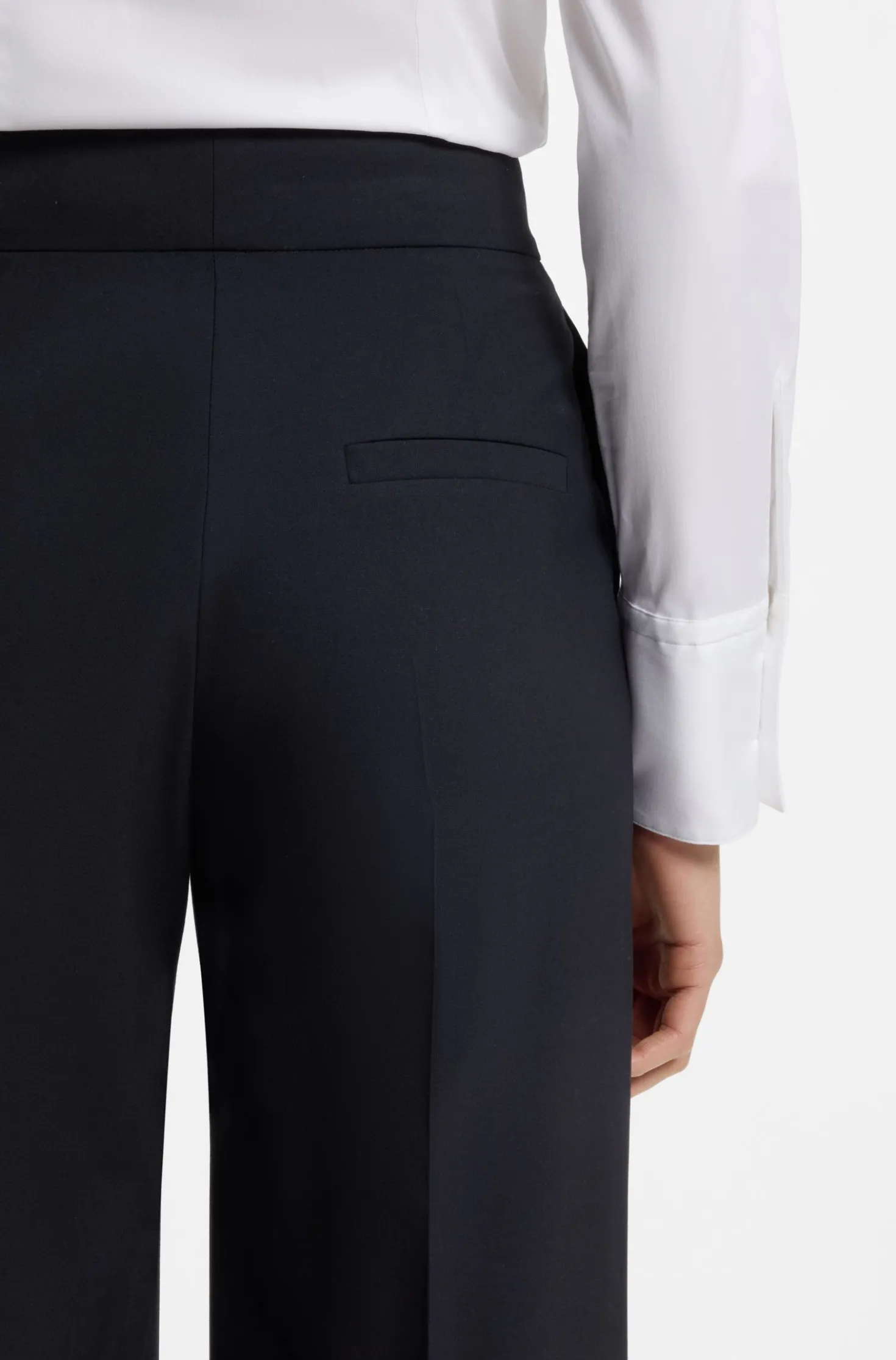 Regular-Fit Hose aus Stretch-Gewebe mit weitem Bein