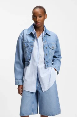 Regular-Fit Jacke aus hellblauem Denim