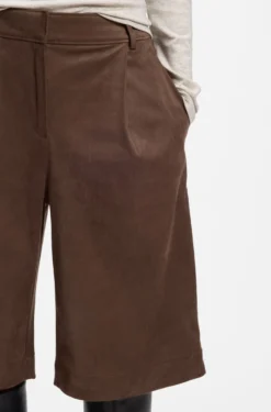 Regular-Fit Shorts aus Veloursleder-Imitat mit Bundfalten vorne